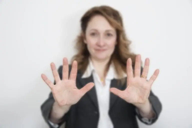 Naturopata a Monza che mostra le mani durante una consulenza nello studio