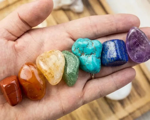 Trattamento di cristallo terapia con pietre colorate per il benessere